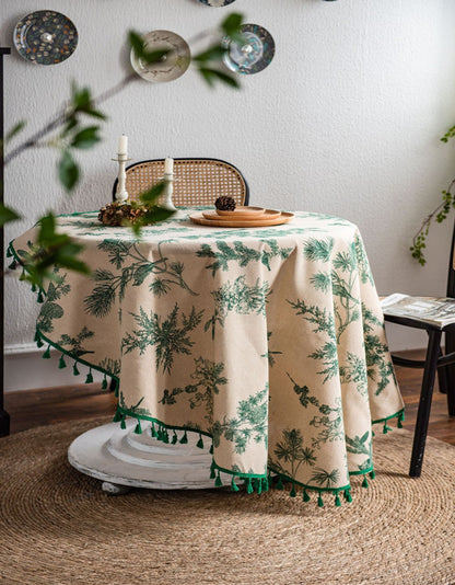 Nappe ronde à pompons avec imprimé branches de pin vert