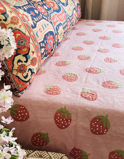 Couverture de chambre en coton rose à motif fraise