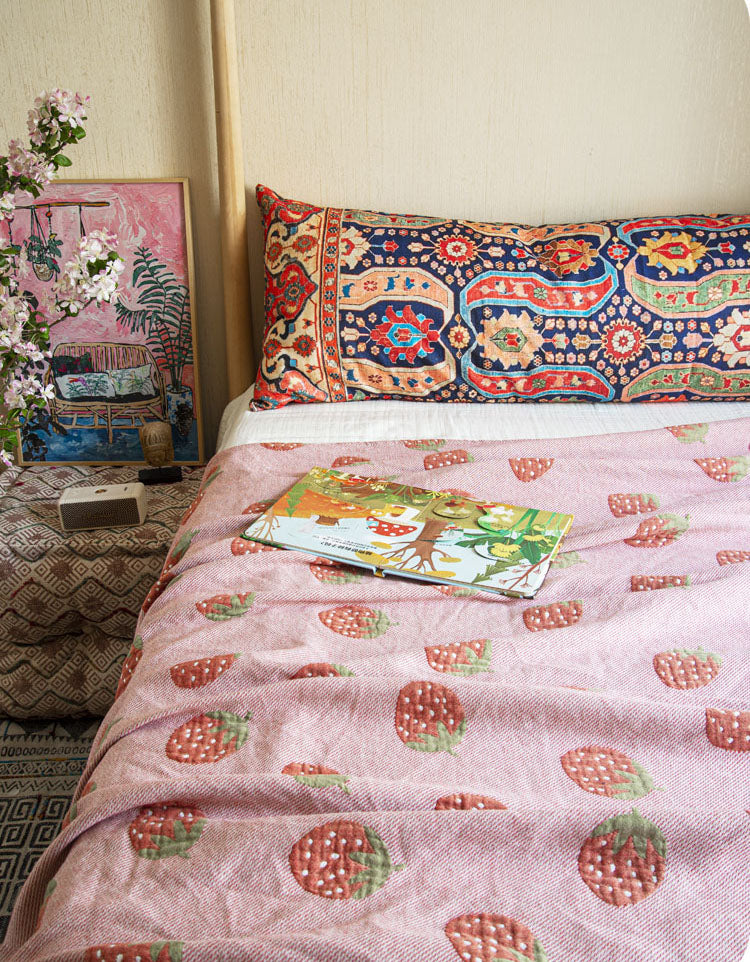 Couverture de chambre en coton rose à motif fraise