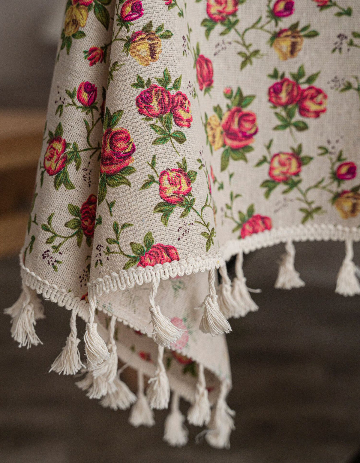 Cozy Farmhouse Style Classic Floral Tablecloth with Tassels